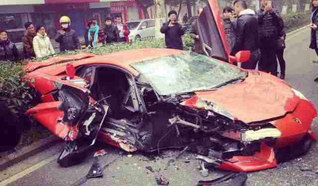 Lamborghini Aventador Smashes Into Bus in China