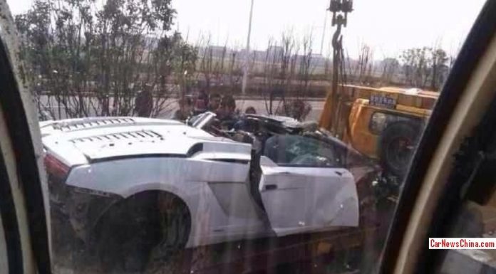 Lamborghini Gallardo LP560-4 Spyder Flips in Chinese Crash