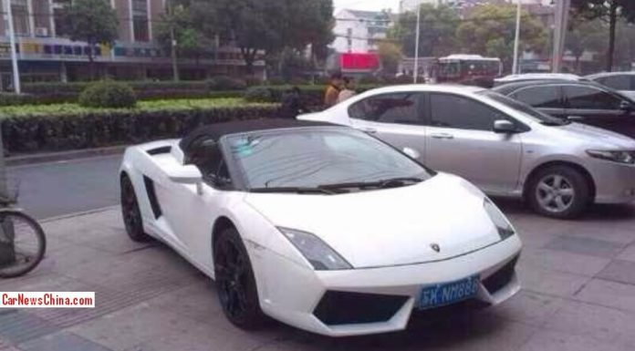 Lamborghini Gallardo LP560-4 Spyder Flips in Chinese Crash