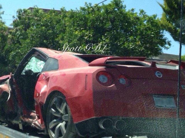 Red Nissan GT-R Crashes in Guadalajara