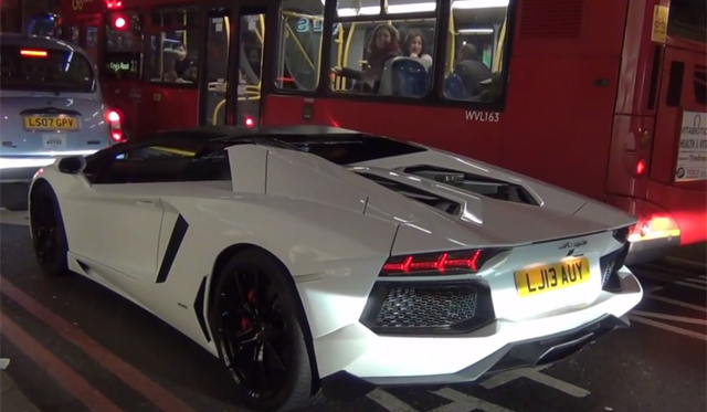 Lamborghini Aventador Driver in London Tries to Bride Traffic Warden!