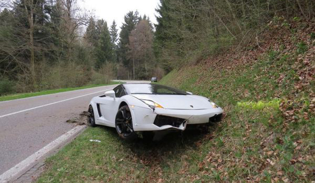 Lamborghini Gallardo LP560-4 Spyder Crashes in Switzerland