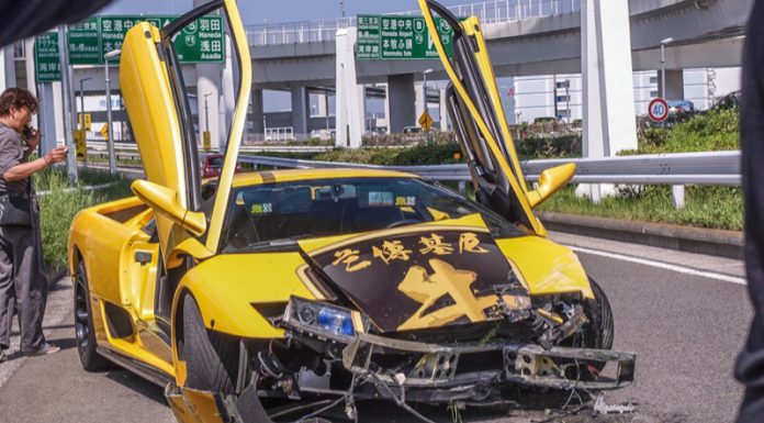 Lamborghini Diablo Crashes in Tokyo 