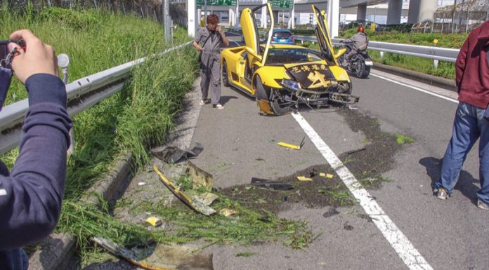 Lamborghini Diablo Crashes in Tokyo 