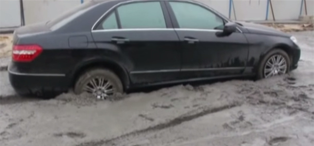 Mercedes-Benz E-Class Gets Stuck in Concrete in China