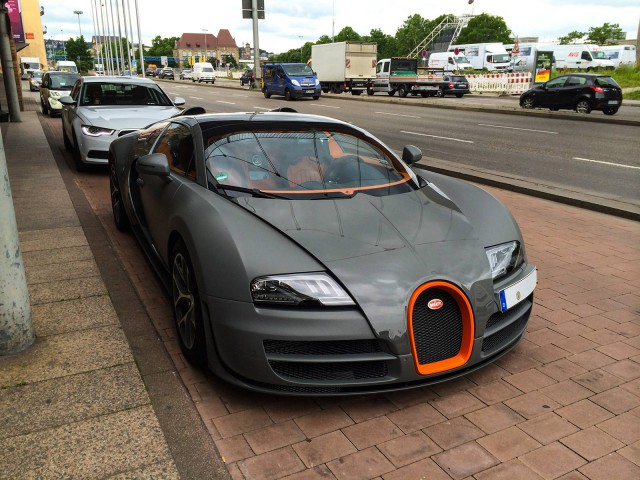 Matte grauer Bugatti Veyron Grand Sport Vitesse in Stuttgart