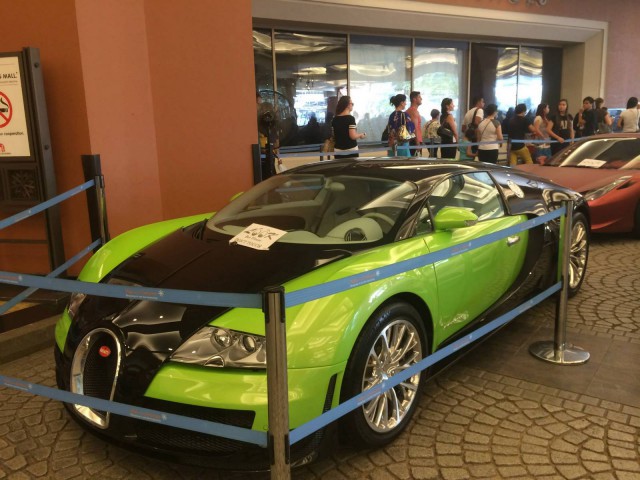 Green Bugatti Veyron Super Sport