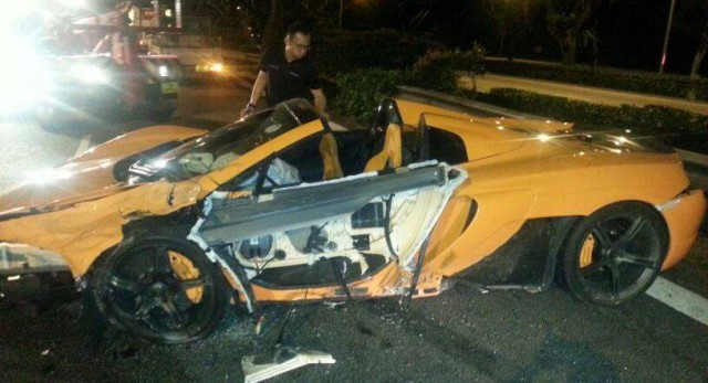 McLaren 650S Crashes in Singapore
