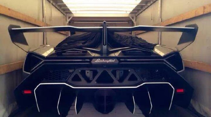 Lamborghini Veneno Arrives in Beijing 