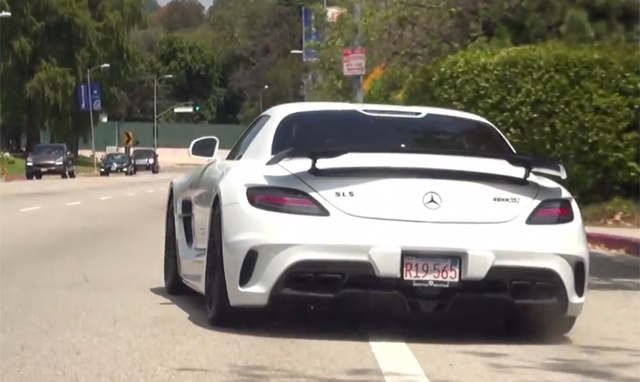 Video: Renntech Mercedes-Benz SLS AMG Snarls!