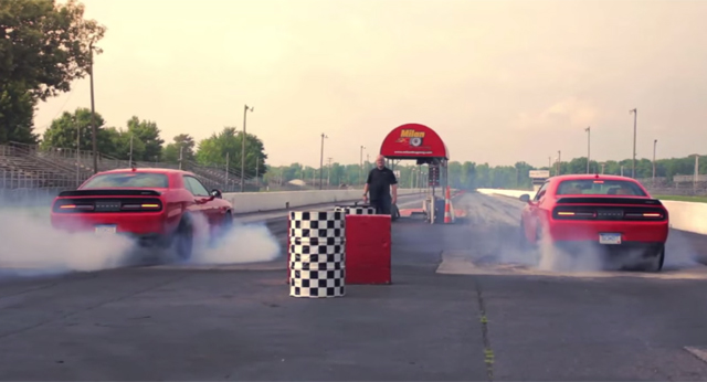 Video: Two Dodge Challenger SRT Hellcat do Huge Burnouts!
