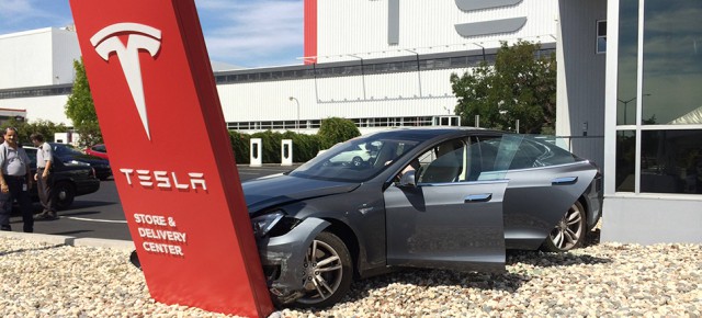 Customer Tesla Model S Immediately Crashes Into Dearlership Sign