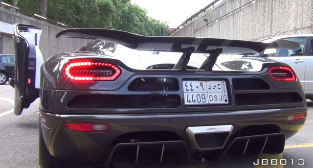 Video: Carbon Clad Koenigsegg Agera R in London