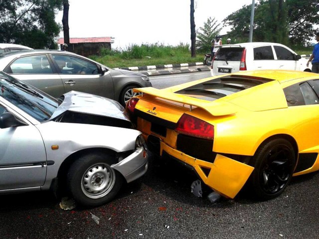 Daihatsu Crashes into Lamborghini Murcielago in Malaysia 