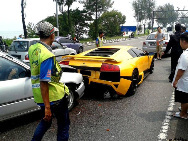 Daihatsu Crashes into Lamborghini Murcielago in Malaysia 