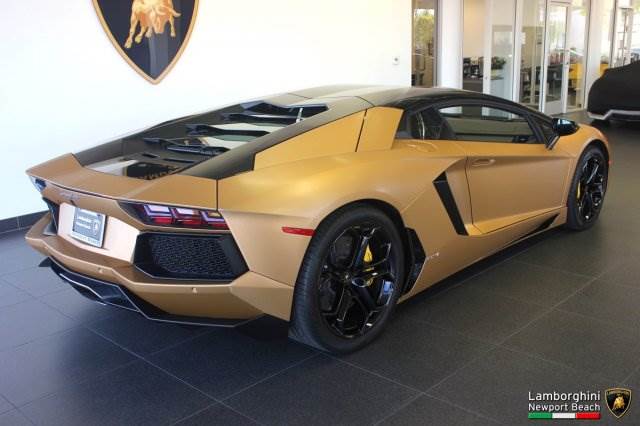 black and gold lamborghini