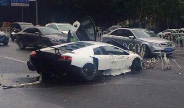 Lamborghini Murcielago SV Crashes in China 