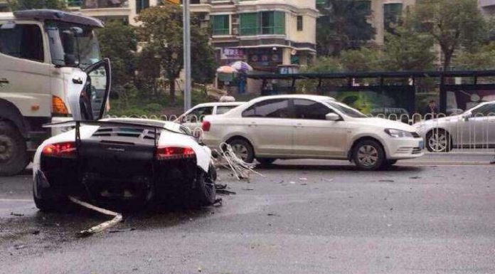 Lamborghini Murcielago SV Crashes in China 