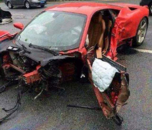 Ferrari 458 Italia Crashes in the Rain in China 