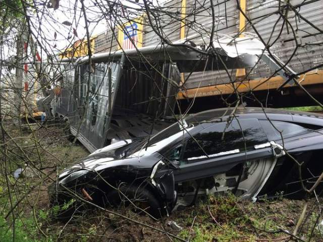 train-wrecks-mclaren-mp4-12c-stuck-on-the-tracks-inside-trailer-photo-gallery_8