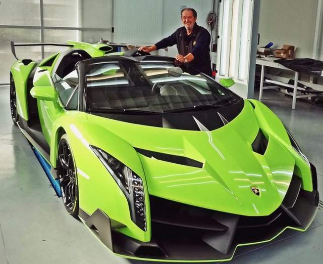 valentino-balboni-poses-beside-a-lamborghini-veneno-roadster-painted-in-verde-singh_100508595_h