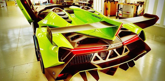 veneno-roadster-and-aventador-roadster-in-verde-singh-image-via-lamborghiniks-on-instagram_100508596_l