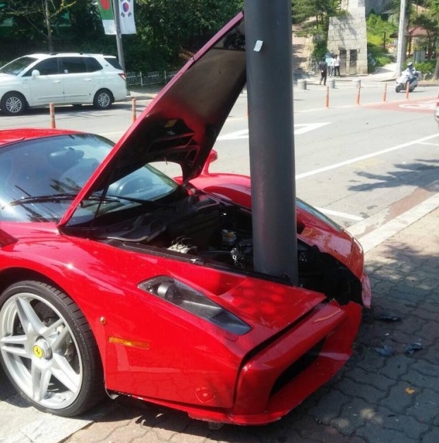 Ferrari Enzo Crashes into Telegraph Pole
