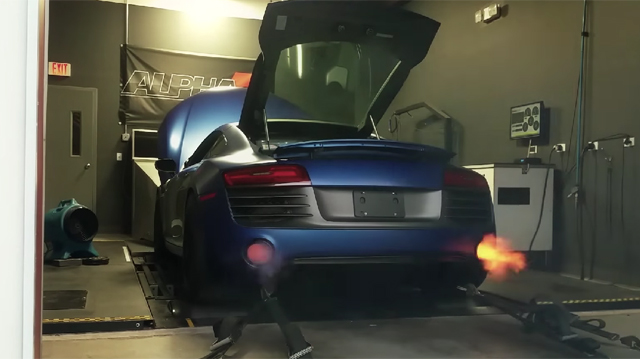 Twin-turbo Audi R8 V10 spits flames