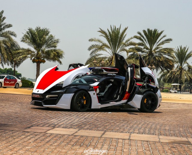 Stunning Dubai Police Lykan Hypersport in Broad Daylight! 