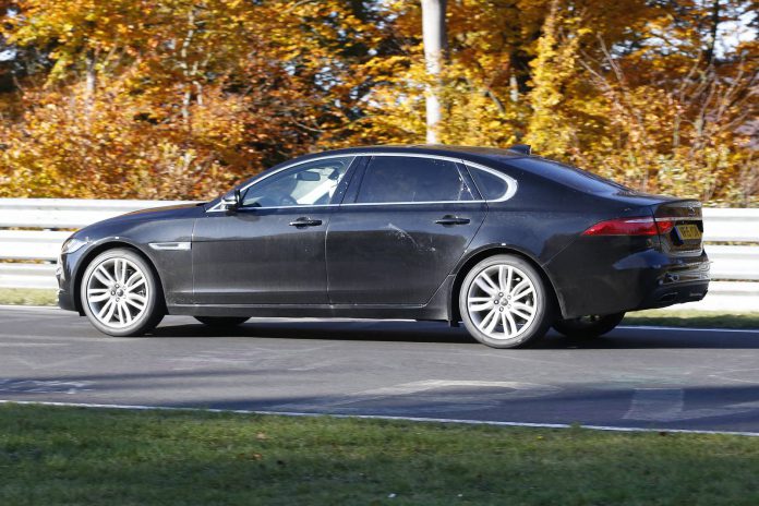 Jaguar XF L side 