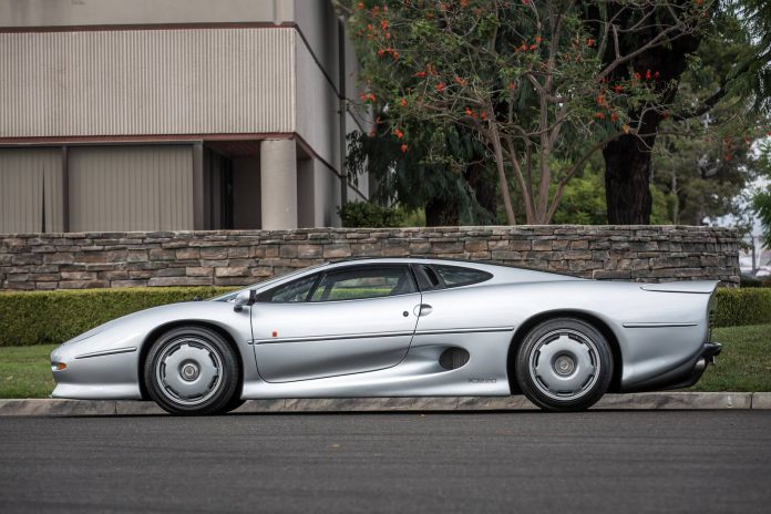 Jaguar XJ220 side view