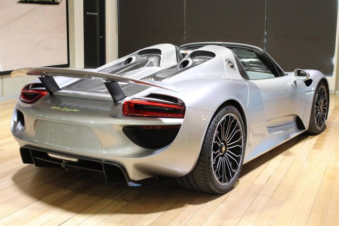 Silver Porsche 918 Spyder 