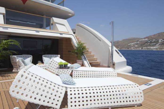 Megayacht Saramour beach club