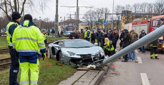 Lamborghini Aventador crash 