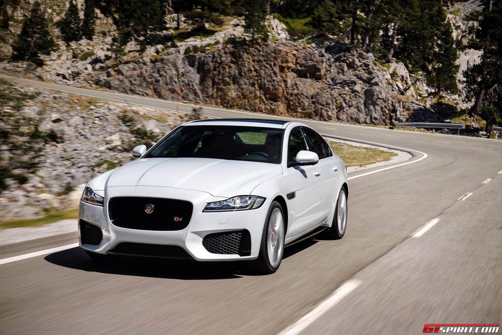 Jaguar XF 2016 1024 768