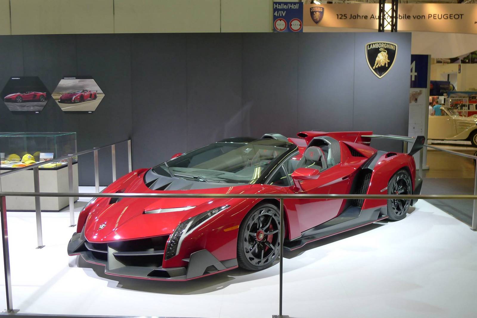 Lamborghini Veneno Roadster белая