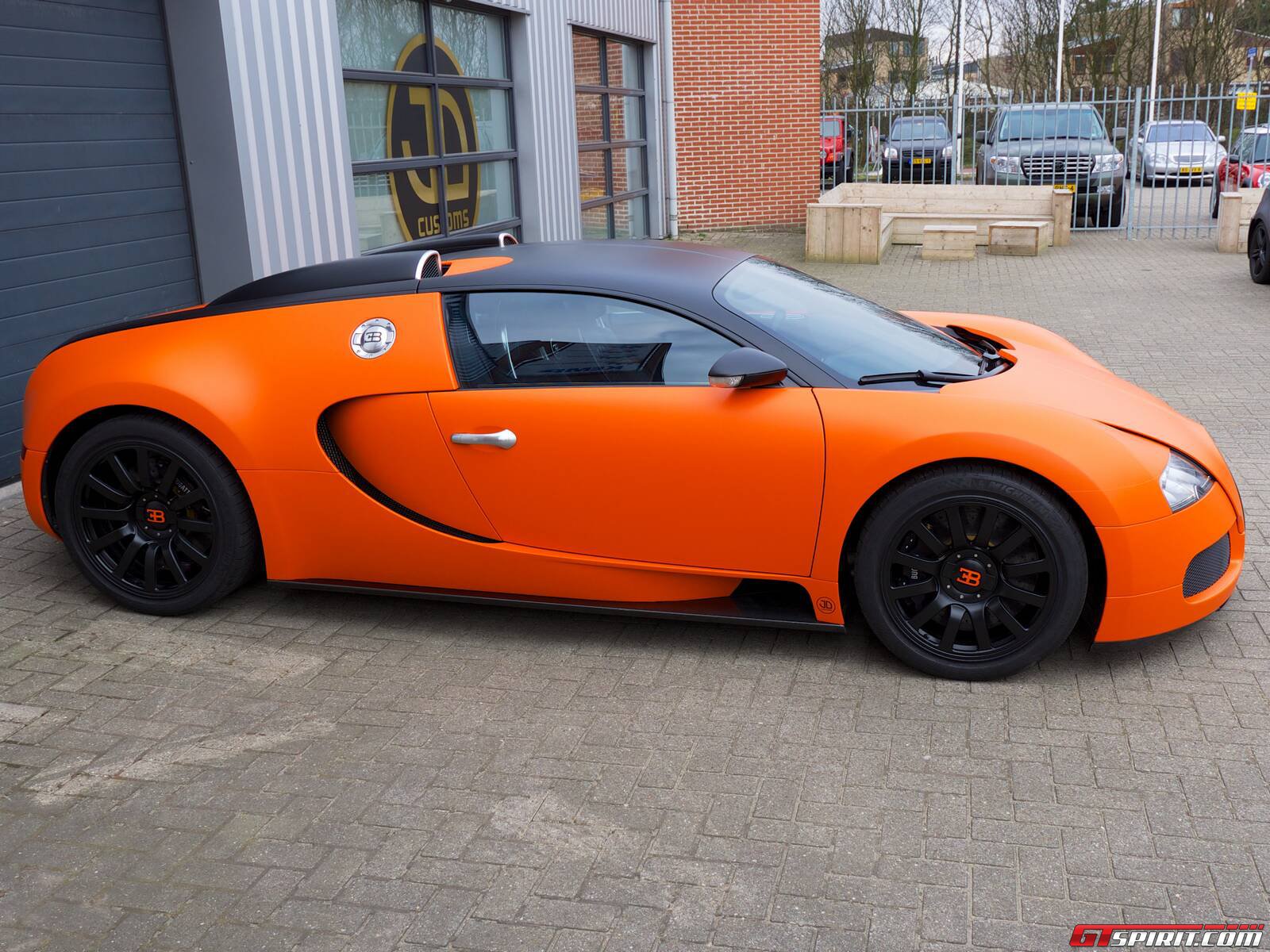 Bugatti Veyron оранжевый