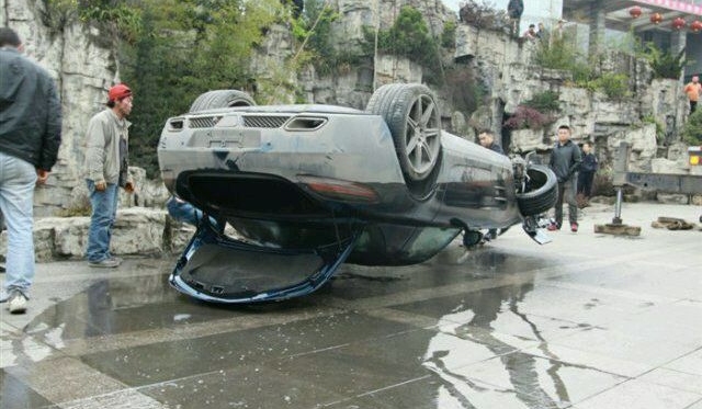 Car Crash Mercedes-Benz SLS AMG Flips Into Pond in China