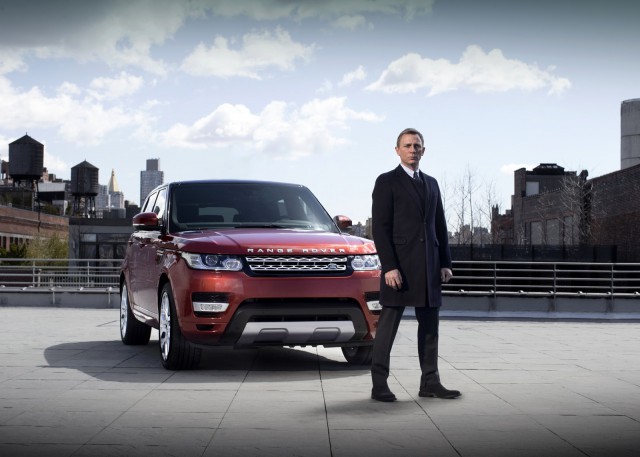 Daniel Craig Drives 2014 Range Rover Sport in New York City Streets 