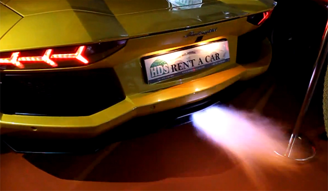 Video: Lamborghini Aventador Shooting Flames in Dubai