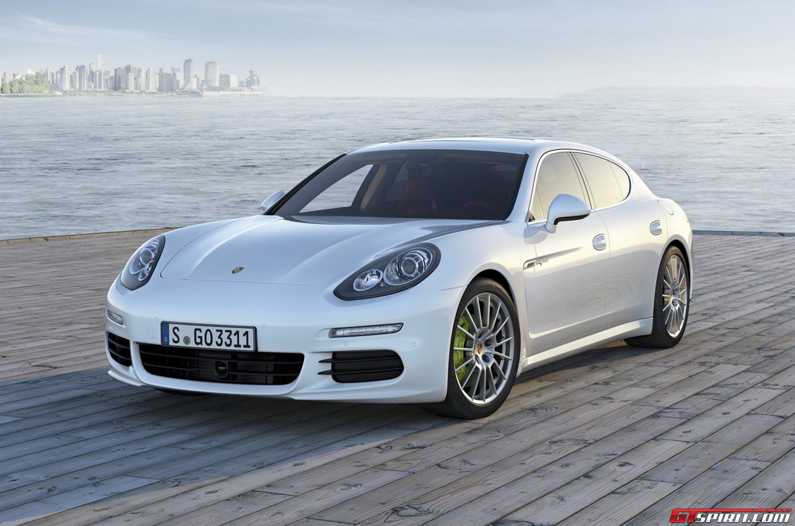 Leaked 2014 Porsche Panamera S eHybrid GTspirit