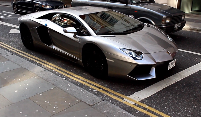 Video: Lamborghini Aventador Speeding Through London