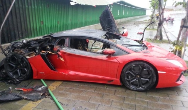 Chinese Pornstar Escapes Lamborghini Aventador Fire