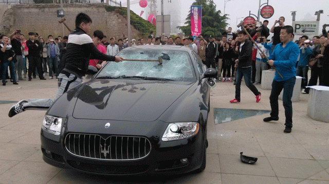 Man Smashes his Maserati Quattroporte in Protest in China