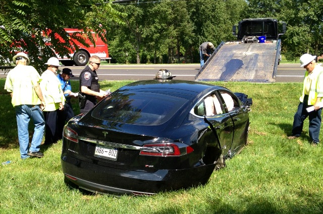 Car Crash: Black Tesla Model S Wrecked in Tennessee