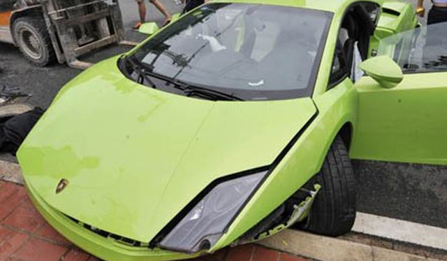 Mmm Looks Tasty, Gallardo Smashes Into High Curb