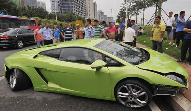 Mmm Looks Tasty, Gallardo Smashes Into High Curb