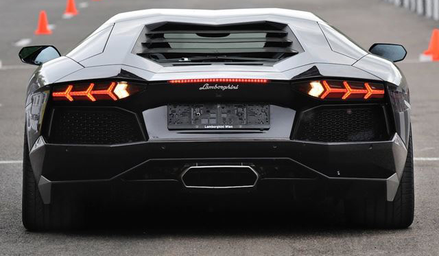 Lamborghini Aventadors Shows Who's Boss at Drag Racing