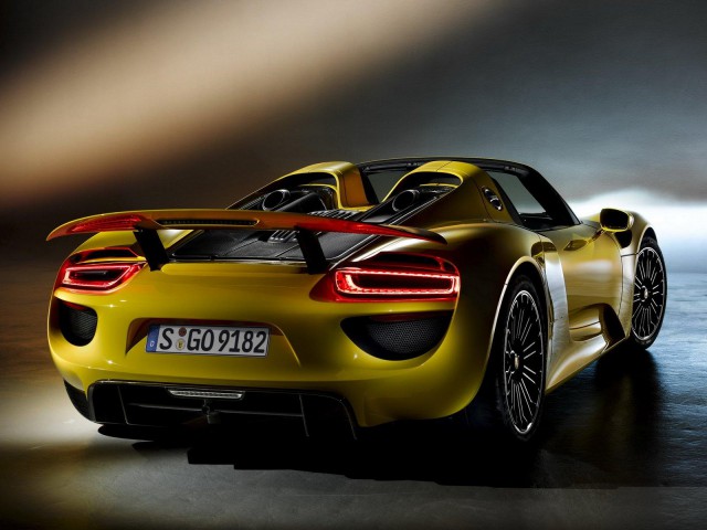 Yellow Porsche 918 Spyder Looks Amazing