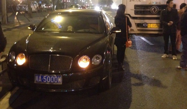 Truck Hits Bentley Continental Flying Spur in China